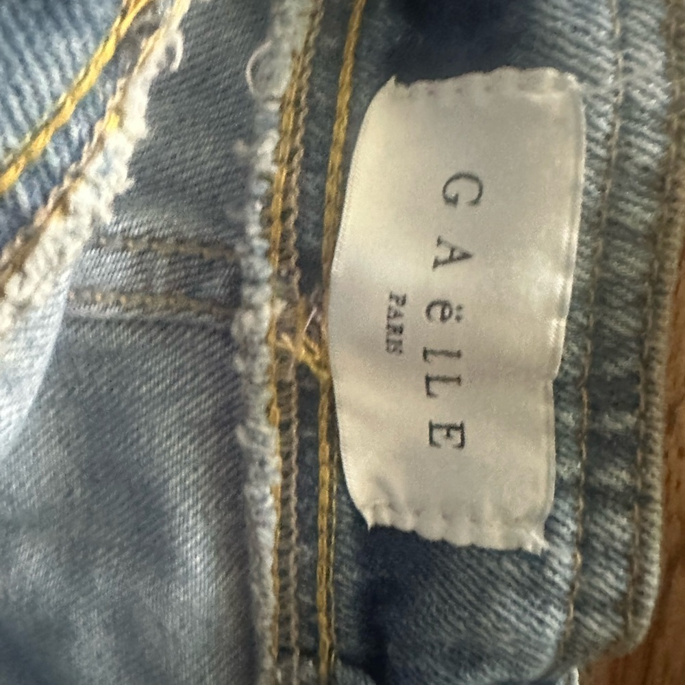 Gaelle Paris Denim distressed Shorts with detachable belt - Picture 5 of 7